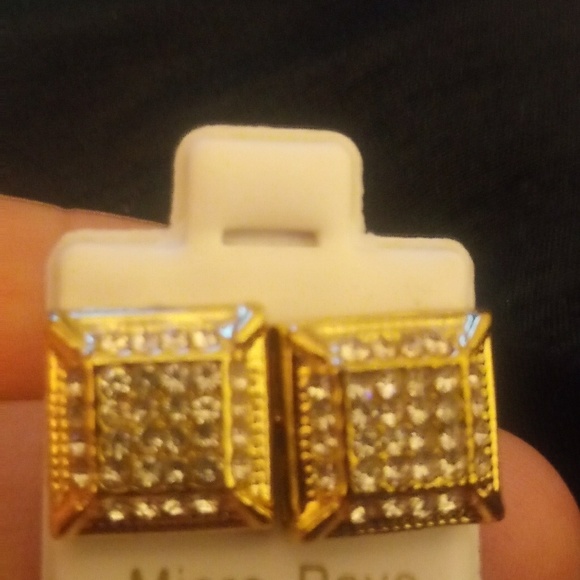 Men or women square studded earrings - Picture 3 of 4